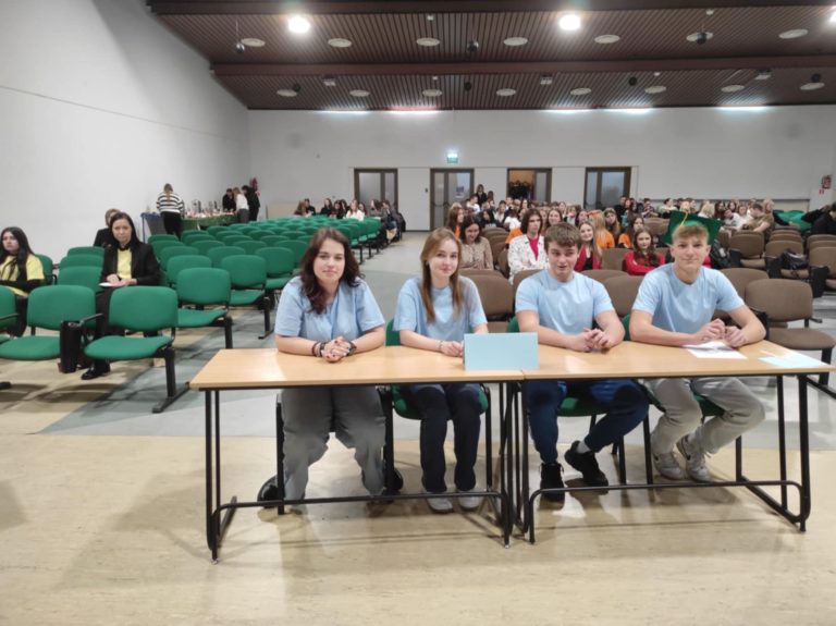 Drużyna z Zespołu Szkół Centrum Kształcenia Ustawicznego w Koninie w II etapie Konkursu Wiedzy o Finansach i Ekonomii