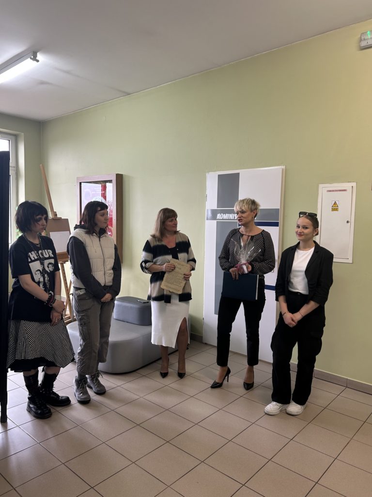 Podsumowanie warsztatów artystycznych w ramach kampanii społecznej „Drugie życie” w Zespole Szkół Centrum Kształcenia Ustawicznego w Koninie