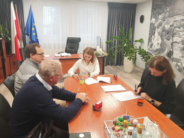 Umowa na zagospodarowanie terenu przy szkole w Tuliszkowie podpisana