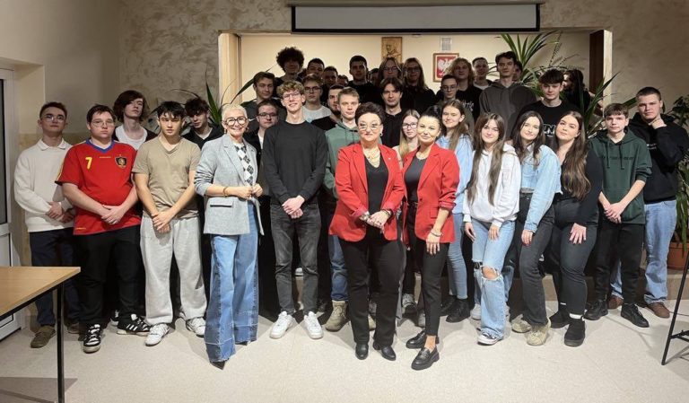 Warsztaty edukacyjne męskiego ubioru dla maturzystów Zespołu Szkół Górniczo-Energetycznych w Koninie