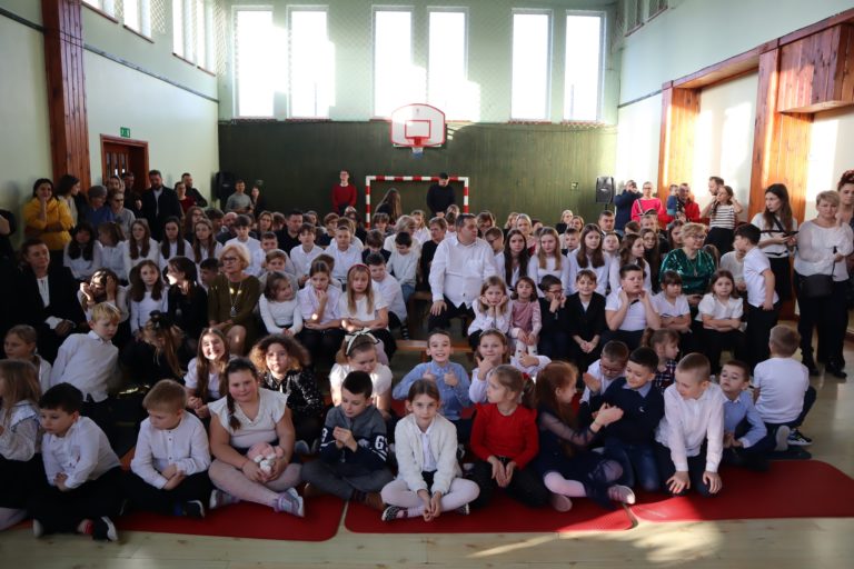 Dzieci ze Szkoły Podstawowej w Paprotni zorganizowały szkolne jasełka