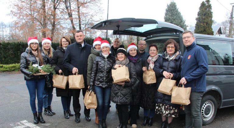Wójt Dariusz Puchała i pracownicy GOPS złożyli świąteczne wizyty w gminie