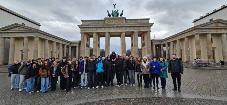 „Uczniowie Zespołu Szkół Górniczo-Energetycznych w Koninie zwiedzają Berlin – historia, zabytki i świąteczna atmosfera”