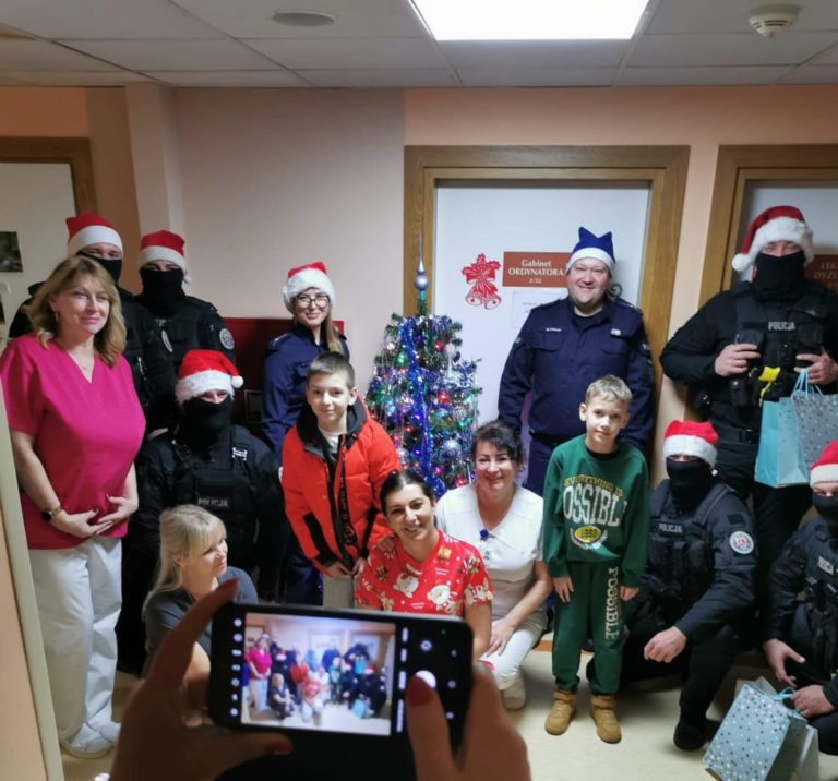 Policjanci z Konina z wizytą u najmłodszych w Wigilię