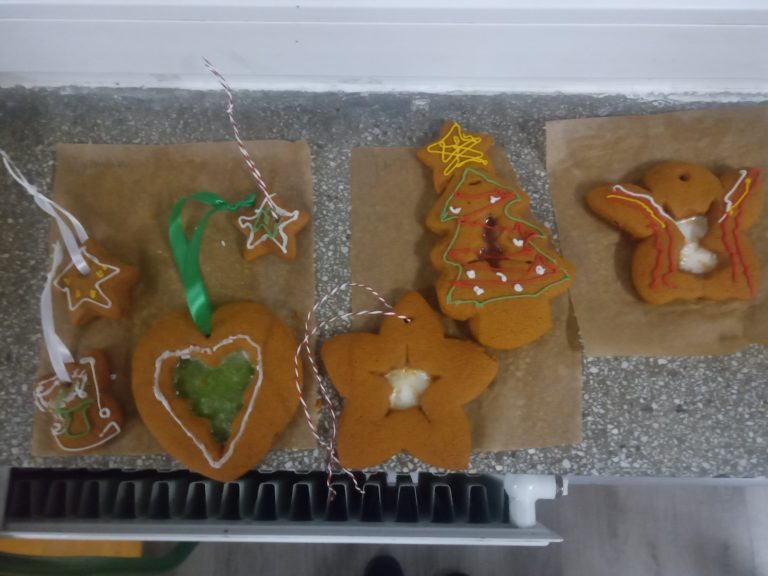 Świąteczne pierniki z witrażykami – warsztaty w Krzymowie