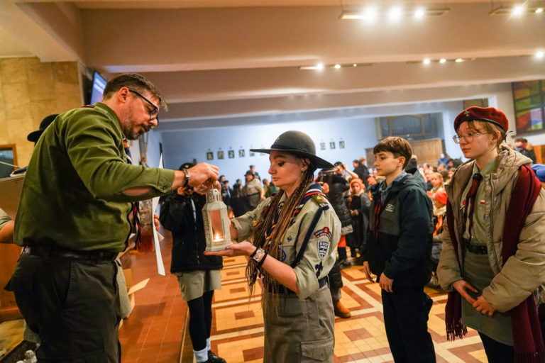 Betlejemskie Światełko Pokoju przekazane mieszkańcom Konina