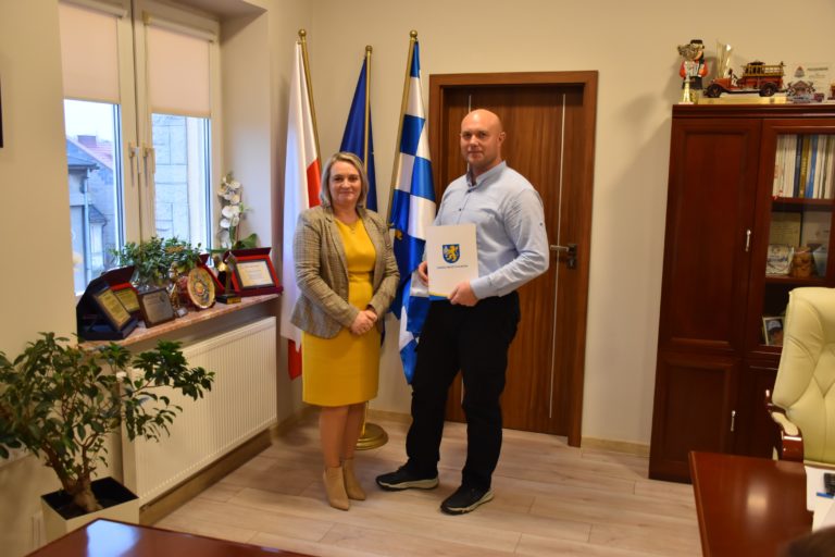 Podpisanie umowy na dostosowanie zaplecza socjalnego w świetlicy wiejskiej w Głogowej