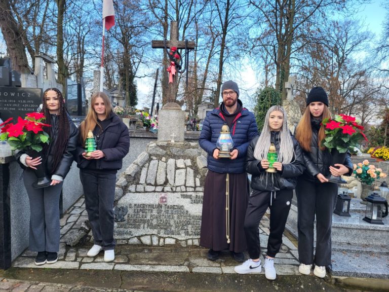 Uczennice ZST oddały hołd ojcu Maksymilianowi Tarejwo