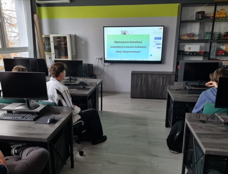 Komunikacja niewerbalna w budowaniu relacji interpersonalnych