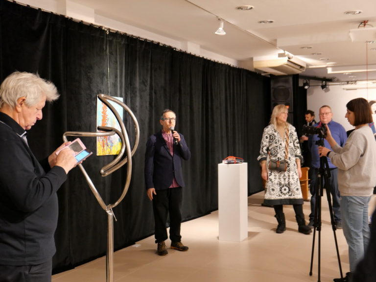 „Kij w mrowisku” – nowa wystawa Galerii CKiS