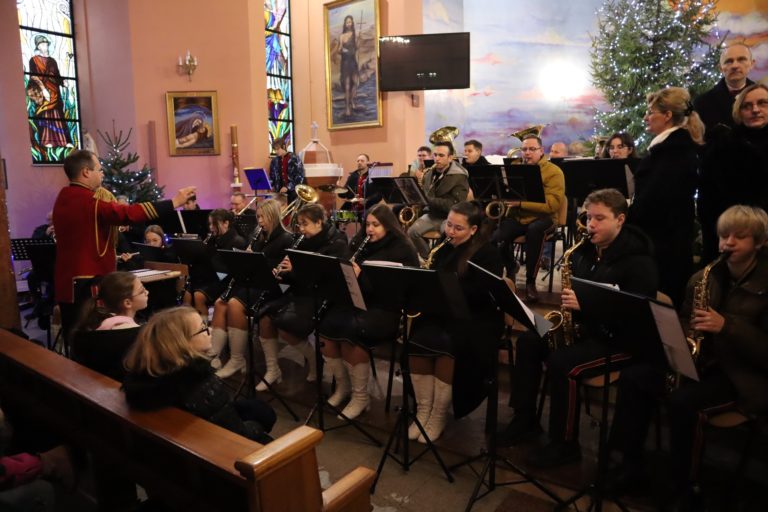 Chór i orkiestra zaprezentowały kolędy