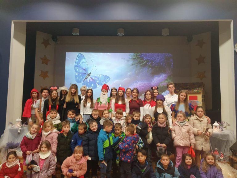 Baśniowy ambaras na szkolnej scenie