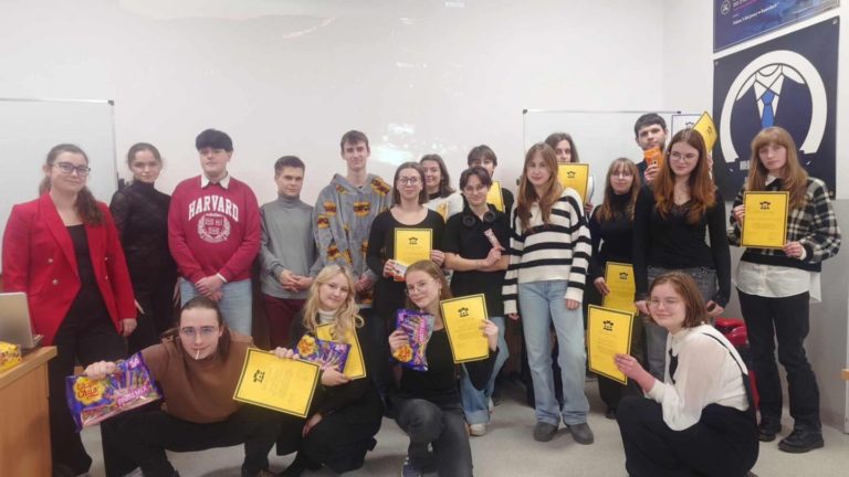 Zwycięzcy Szkolnego Turnieju Debat Oksfordzkich w II Liceum Ogólnokształcącym im. K.K. Baczyńskiego