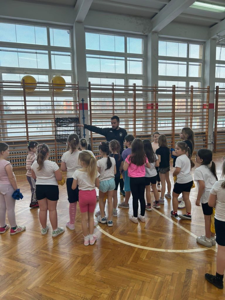 Zajęcia sportowe dla dziewczynek w Szkole Podstawowej nr 8 w Koninie