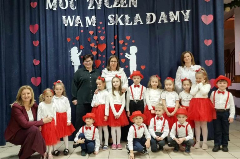 Dzieci z gminy Stare Miasto złożyły życzenia z okazji Dnia Babci i Dziadka