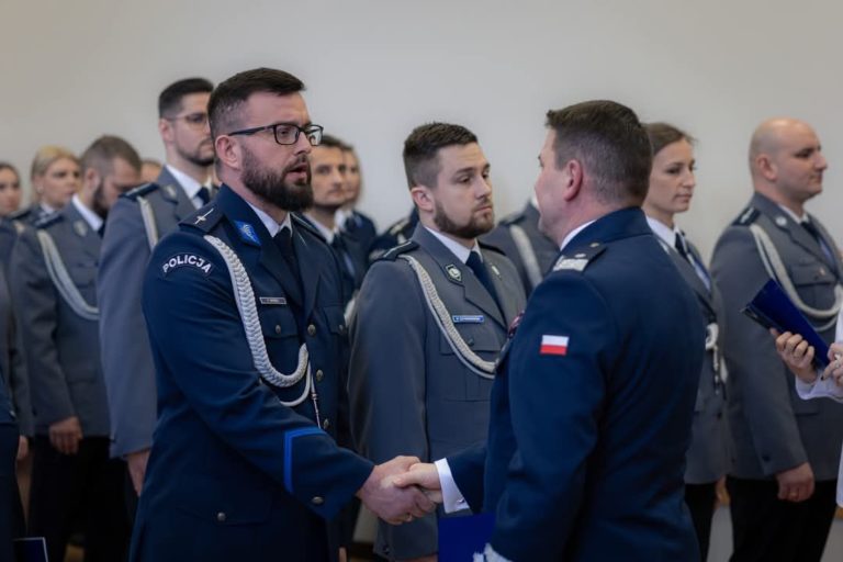 Dwóch funkcjonariuszy z Konina awansowanych na wyższe stopnie służbowe