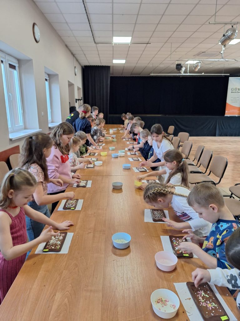 Zimowe warsztaty w GOK-u w Brzeźnie – kreatywna zabawa dla dzieci