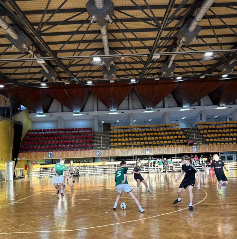 W duchu fair play: Studenci ANS Konin wygrywają mecz towarzyski z Liceum w Kleczewie