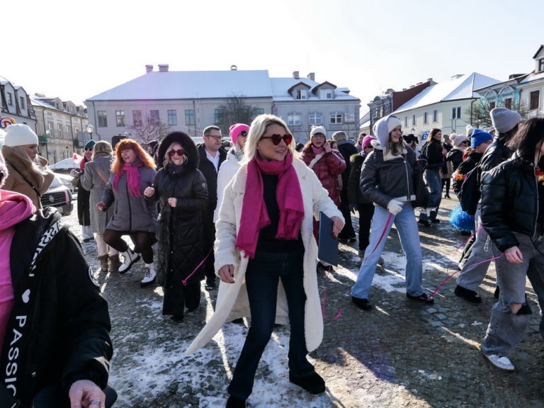 Wspólny taniec przeciw przemocy – mieszkańcy Konina solidarnie na placu Wolności