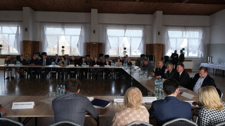 „Debata o finansowaniu budowy nowej szkoły w Woli Podłężnej – luka budżetowa i wyzwania demograficzne”