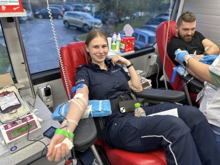 Mundurowi i mieszkańcy Konina w akcji honorowego oddawania krwi