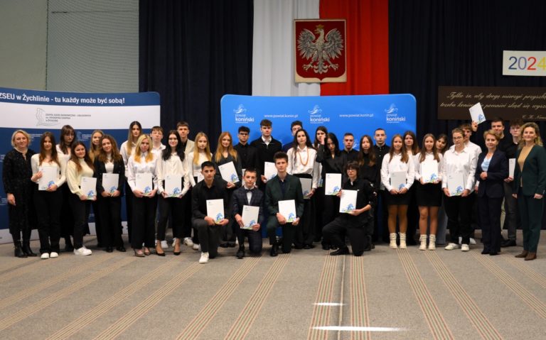 Najzdolniejsi uczniowie z powiatu konińskiego uhonorowani stypendiami