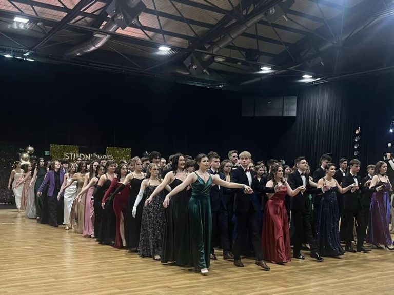 Studniówka maturzystów II LO w Koninie – Niezapomniany wieczór pełen radości i wspomnień