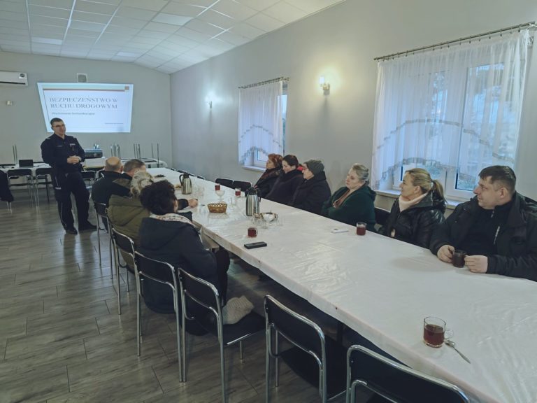 Spotkanie dzielnicowych z mieszkańcami Pąchowa po tragicznym wypadku drogowym w gminie Kramsk