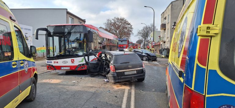 Wypadek na ul. Kolskiej w Koninie: Cztery osoby poszkodowane w zderzeniu dwóch samochodów i autobusu