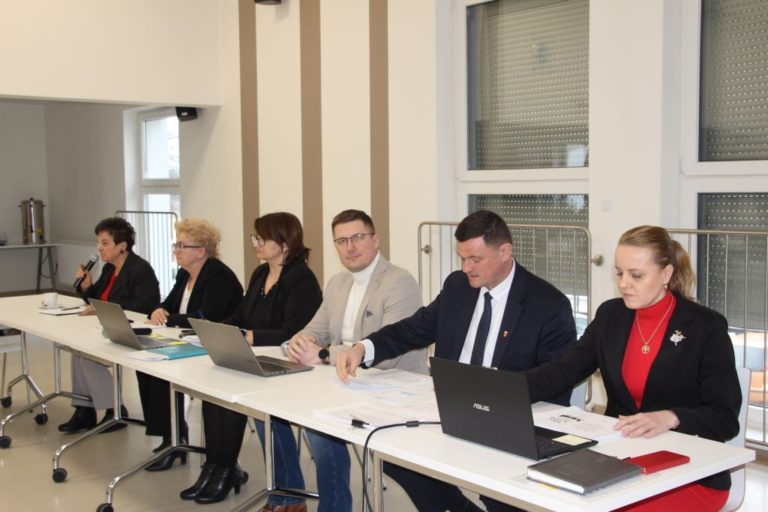 Narada dyrektorów szkół i przedszkoli w gminie Stare Miasto – kluczowe tematy i plany na przyszłość