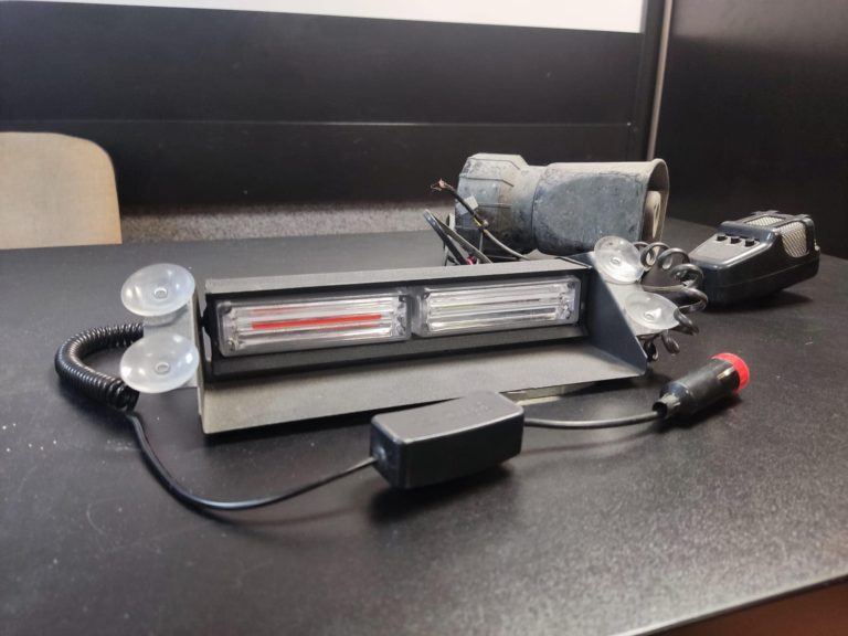 Renault Traffic z policyjnym wyposażeniem – kierowca nieświadomy zakazu