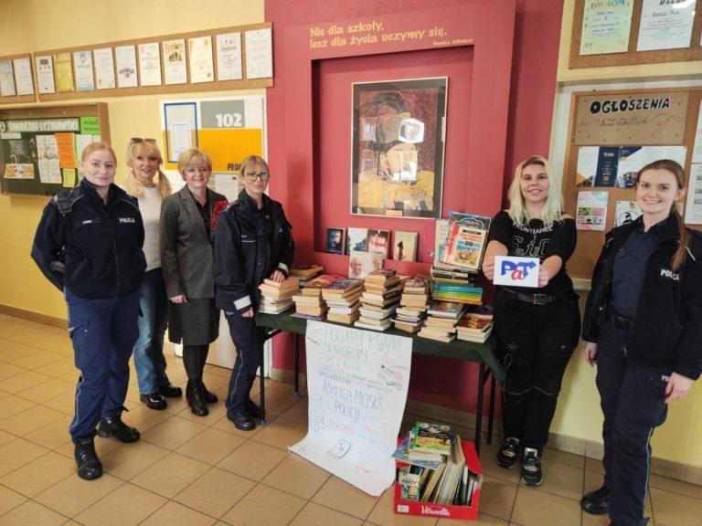 Książki dla potrzebujących – akcja konińskiej policji z okazji Dnia Obdarowywania Książką