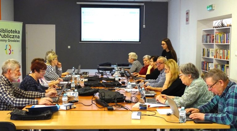 Cyfrowe kompetencje dla mieszkańców – szkolenia w Grodźcu