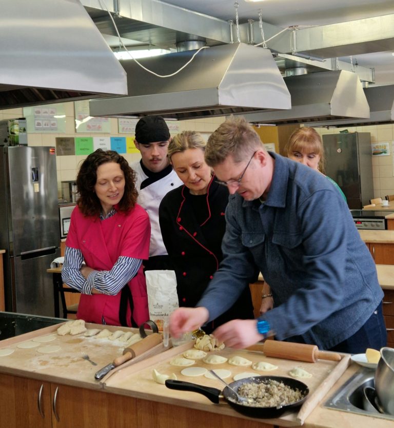 Mistrz kulinarny Tomasz Królikowski z wizytą w ZSB i KZ w Koninie