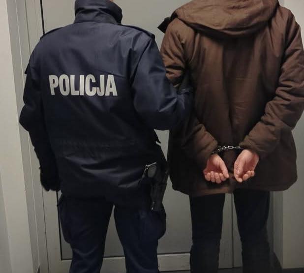 Pijany kierowca uderzył w budynek i uciekł – szybko został zatrzymany