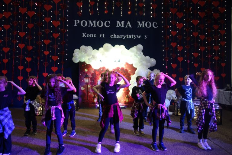 Koncert charytatywny „Pomoc ma moc – wspieramy Lilkę” w ZSP Mąkolno