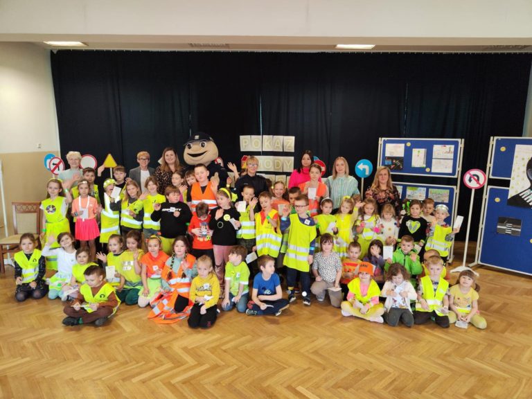 Pokaz mody odblaskowej w Szkole Podstawowej w Szyszyńskich Holendrach