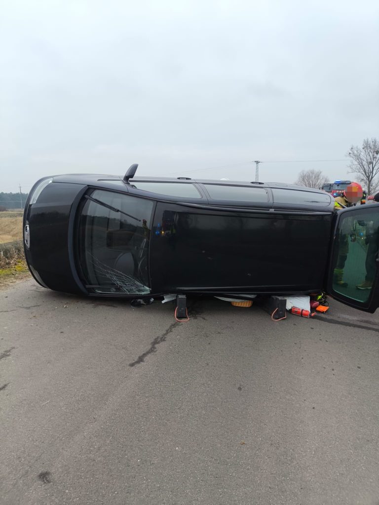 Kolizja drogowa w gminie Kramsk – Kierowca Peugeotem nie zatrzymał się przy „stopie”
