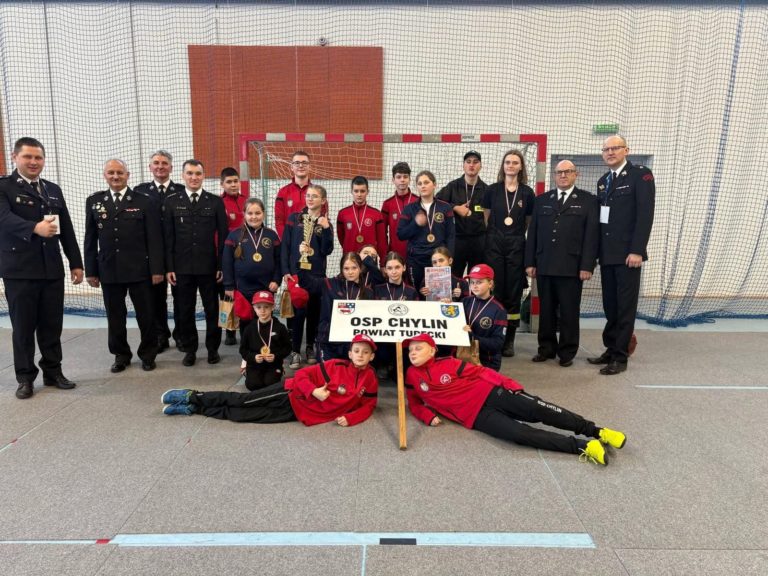 Młodzieżowa Drużyna Pożarnicza z Chylina triumfuje w I Powiatowych Halowych Zawodach Sportowo-Pożarniczych