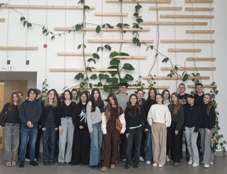 Studniówka z Biotechnologią – Uczniowie z II LO w Koninie wzięli udział w wyjątkowym wydarzeniu