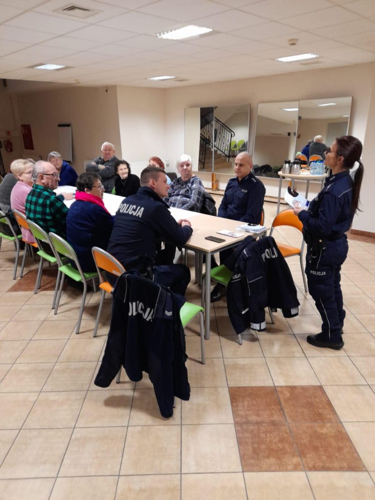 Kleczewscy policjanci ostrzegali seniorów przed oszustwami