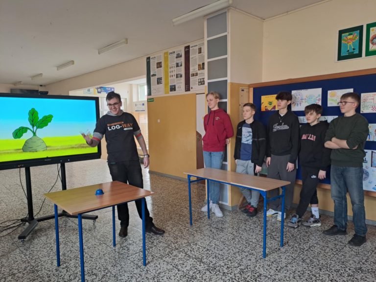 „Wizyta uczniów Zespołu Szkół CKU w Sławsku – technicy logistycy prezentują swój zawód”