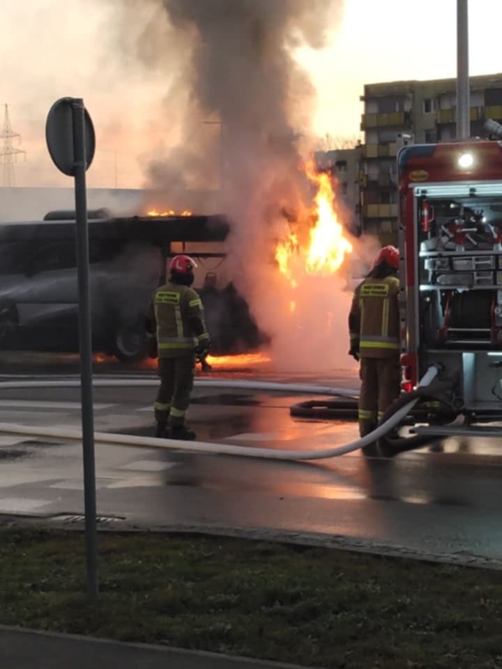 Pożar autobusu MZK w Koninie. Utrudnienia w ruchu na ul. Kleczewskiej