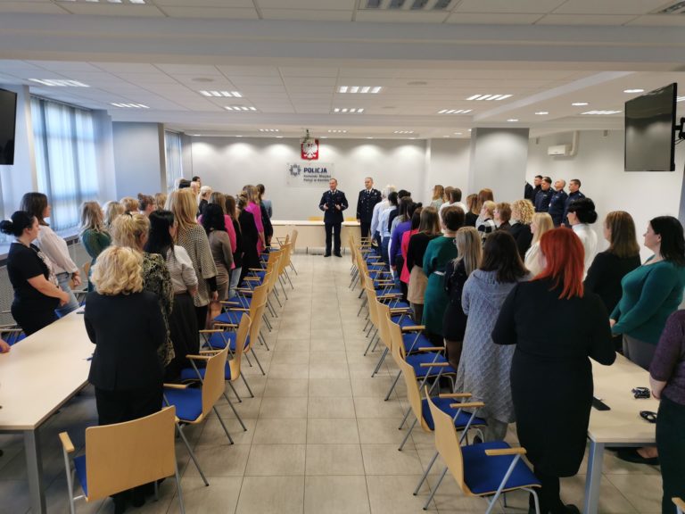 Dzień Kobiet w Komendzie Miejskiej Policji w Koninie – Życzenia i upominki dla kobiet służby