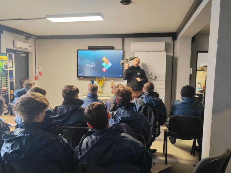 Szkoła ZS CKU Konin – Klasa 1PB na strzelnicy w Kazimierzu Biskupim