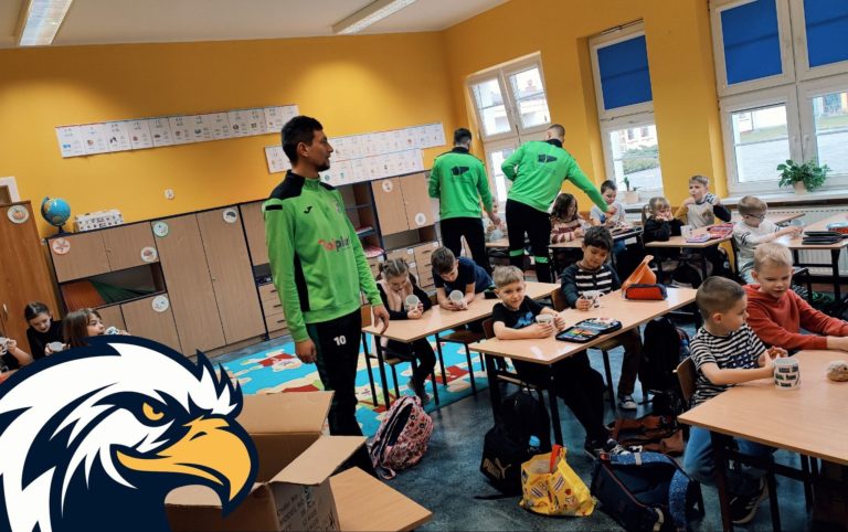 Piłkarze Sokoła Kleczew promują sport wśród najmłodszych