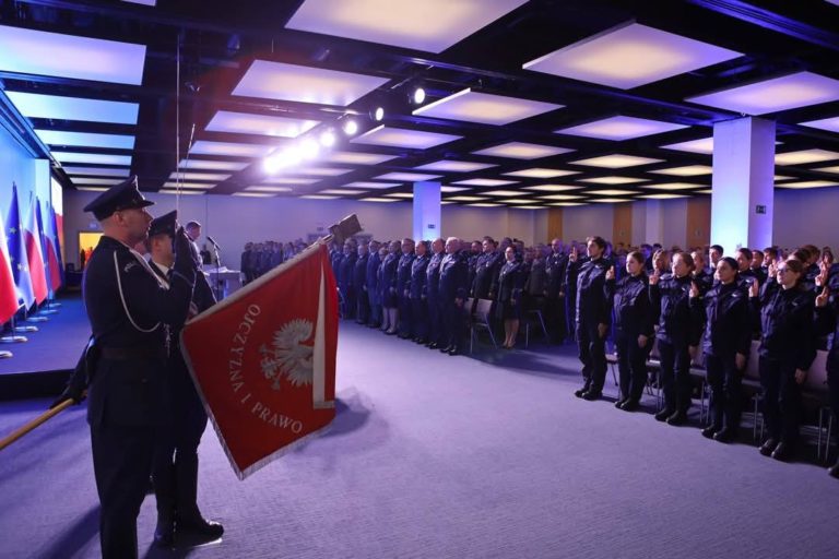 Uroczysta zbiórka na Międzynarodowych Targach Poznańskich – ślubowanie nowych policjantów