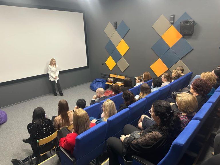 Burmistrz Sompolna świętuje Dzień Kobiet z KGW – Kino, tort i motywacyjne przemówienie