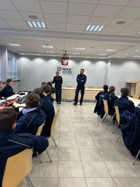 Uczniowie ZS CKU w Koninie na zajęciach z policją – edukacja w praktyce