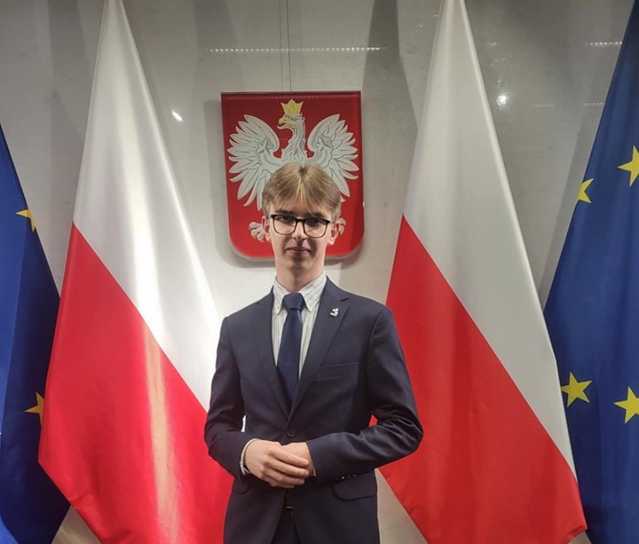 Uczeń III LO w Koninie na PREEUYC 2025 – debata o przyszłości Unii Europejskiej